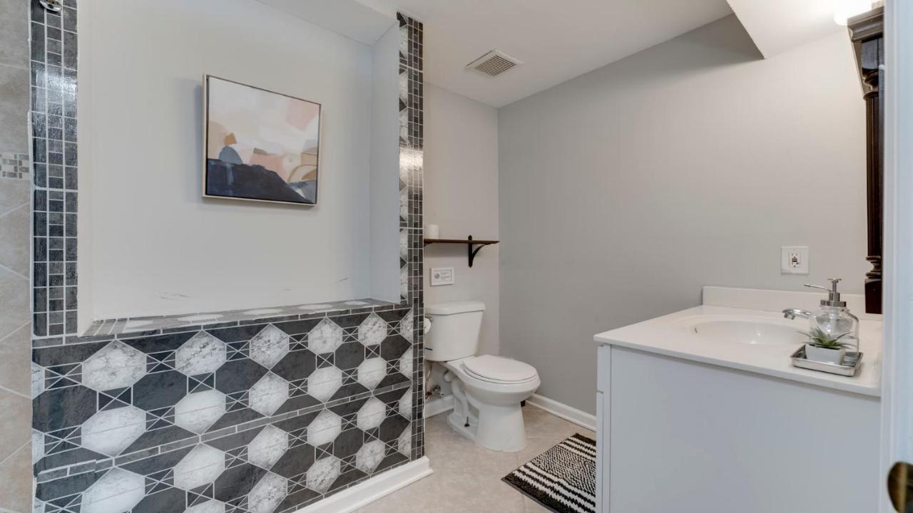 Stylish 3BR 3BA Colonial House by CozySuites Alexandria Zewnętrze zdjęcie