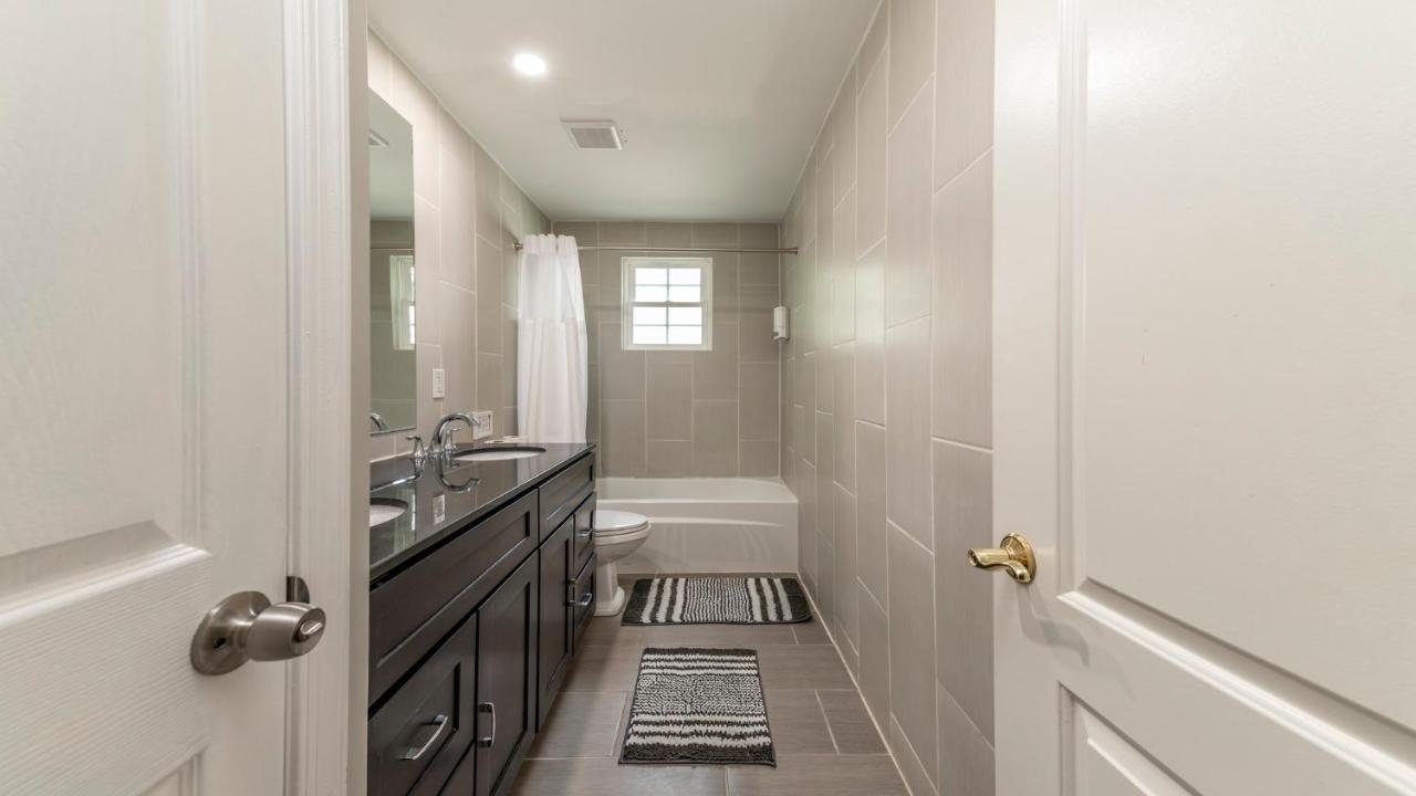 Stylish 3BR 3BA Colonial House by CozySuites Alexandria Zewnętrze zdjęcie